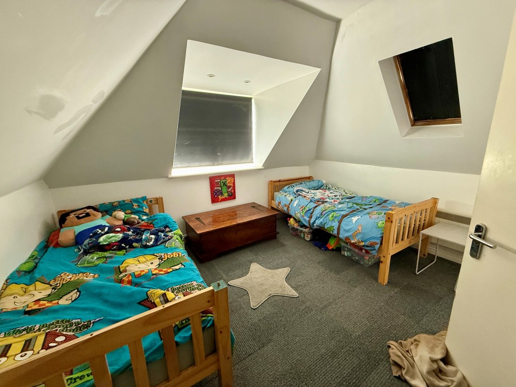 Lot: 113 - SIX FLATS FOR INVESTMENT - James House Flat 4 Bedroom one with ensuite